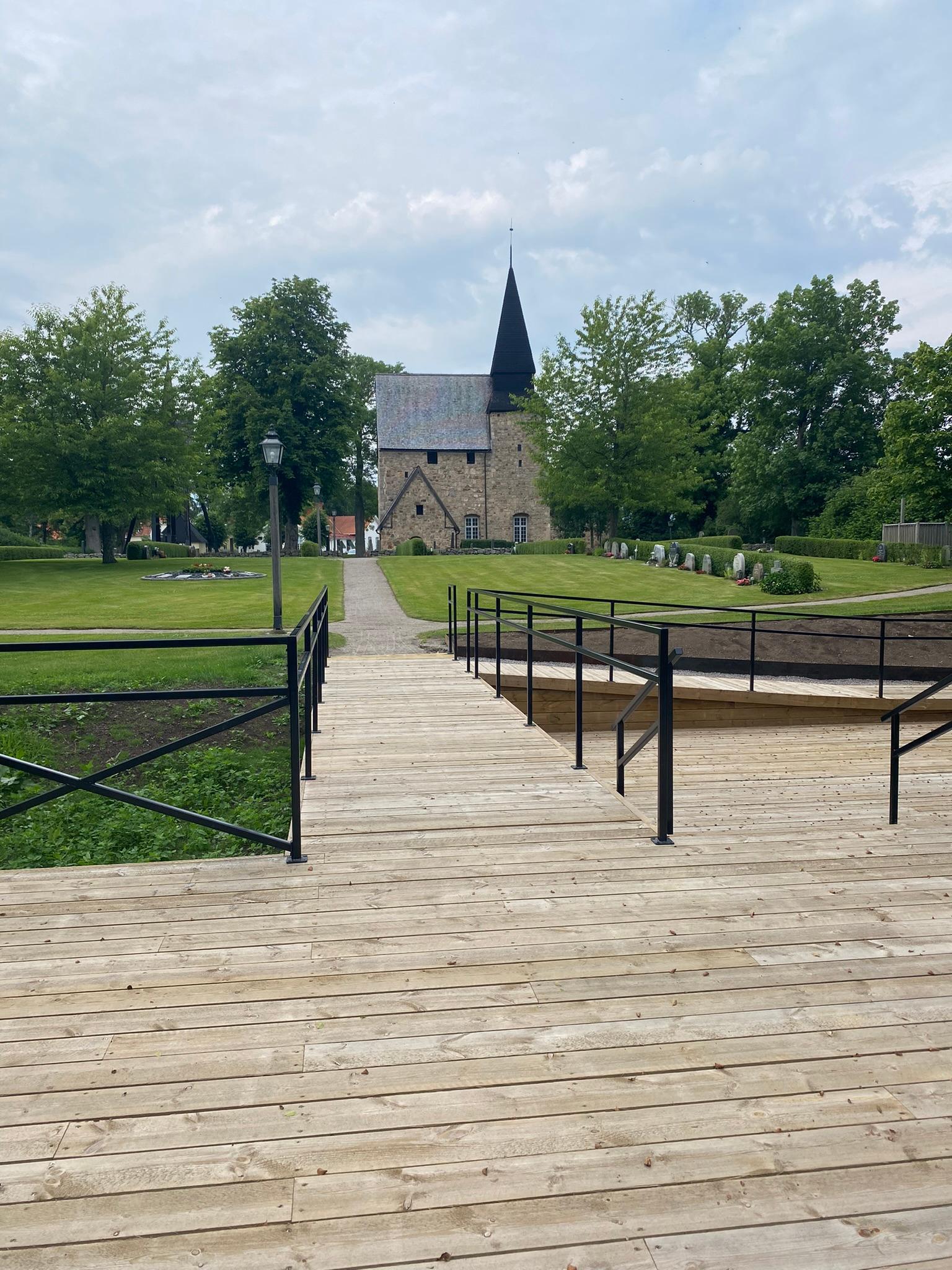 Trädäck Hossmo Kyrka bild 1